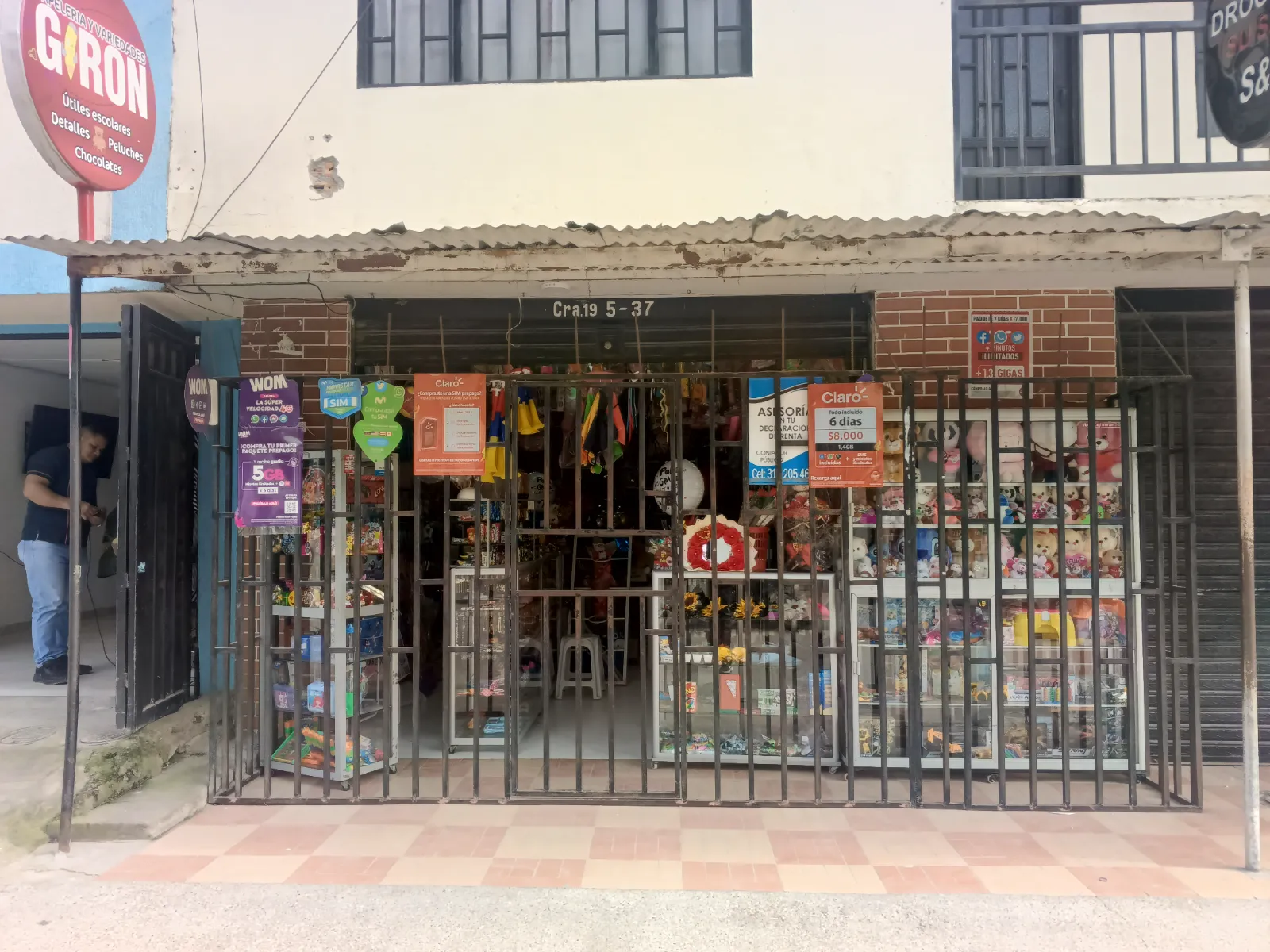 Fachada de Papelería y Variedades Girón
